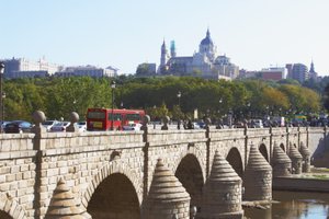 A Palacio Real homlokzata, 1738-ban kezdődött (részlet) alkotó: Giovanni Battista Sacchetti